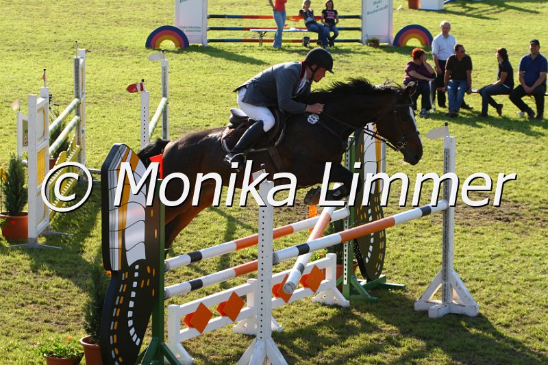 005M5942_Contessa_M Springen.JPG